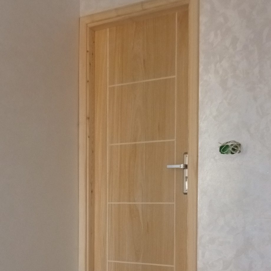 Porte intérieure en bois de chêne clair à rainures