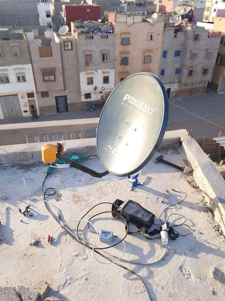 Installation d'une antenne parabolique sur une terrasse