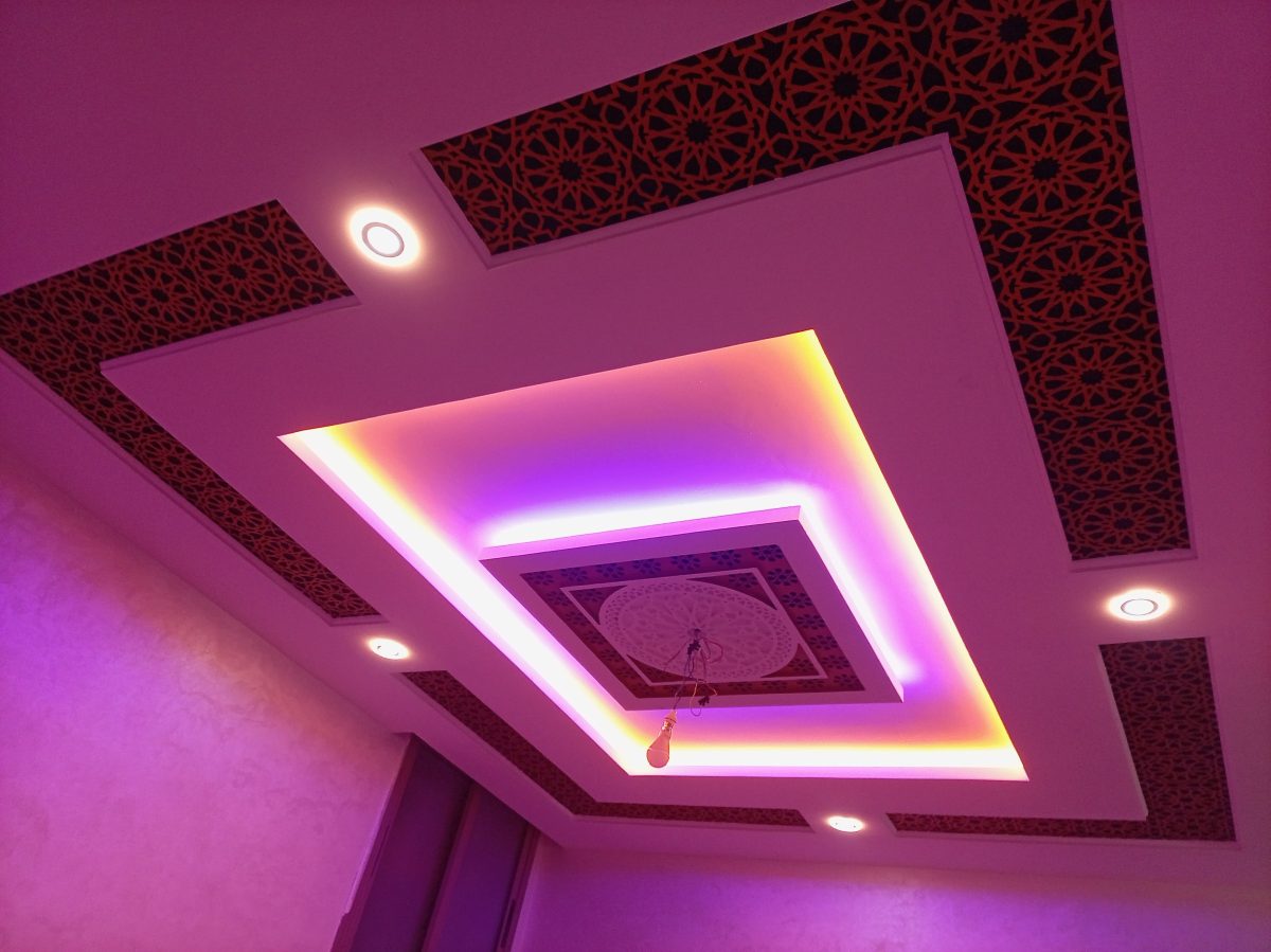 Faux plafond à éclairage LED RGB et motif central sculpté