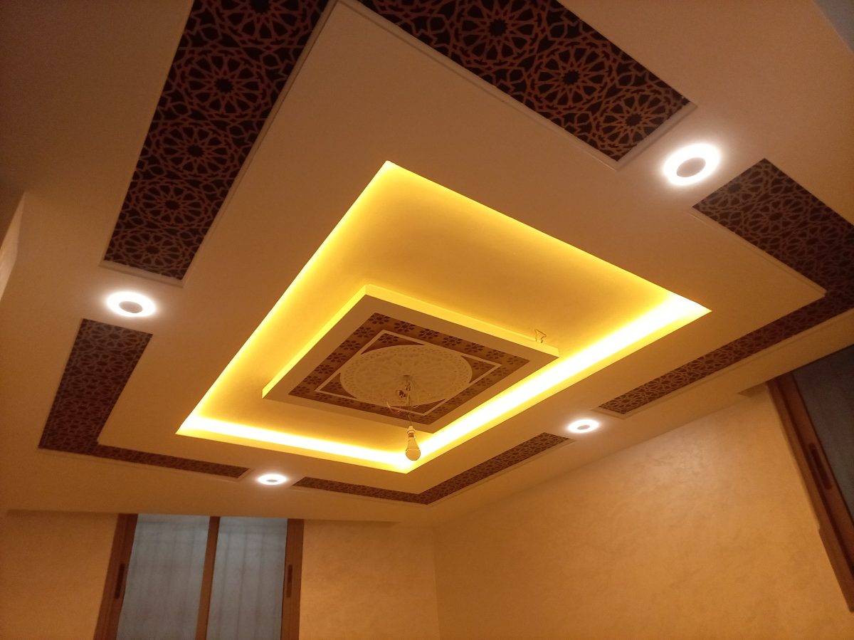 Faux plafond à caissons, gorge LED et motifs zellige