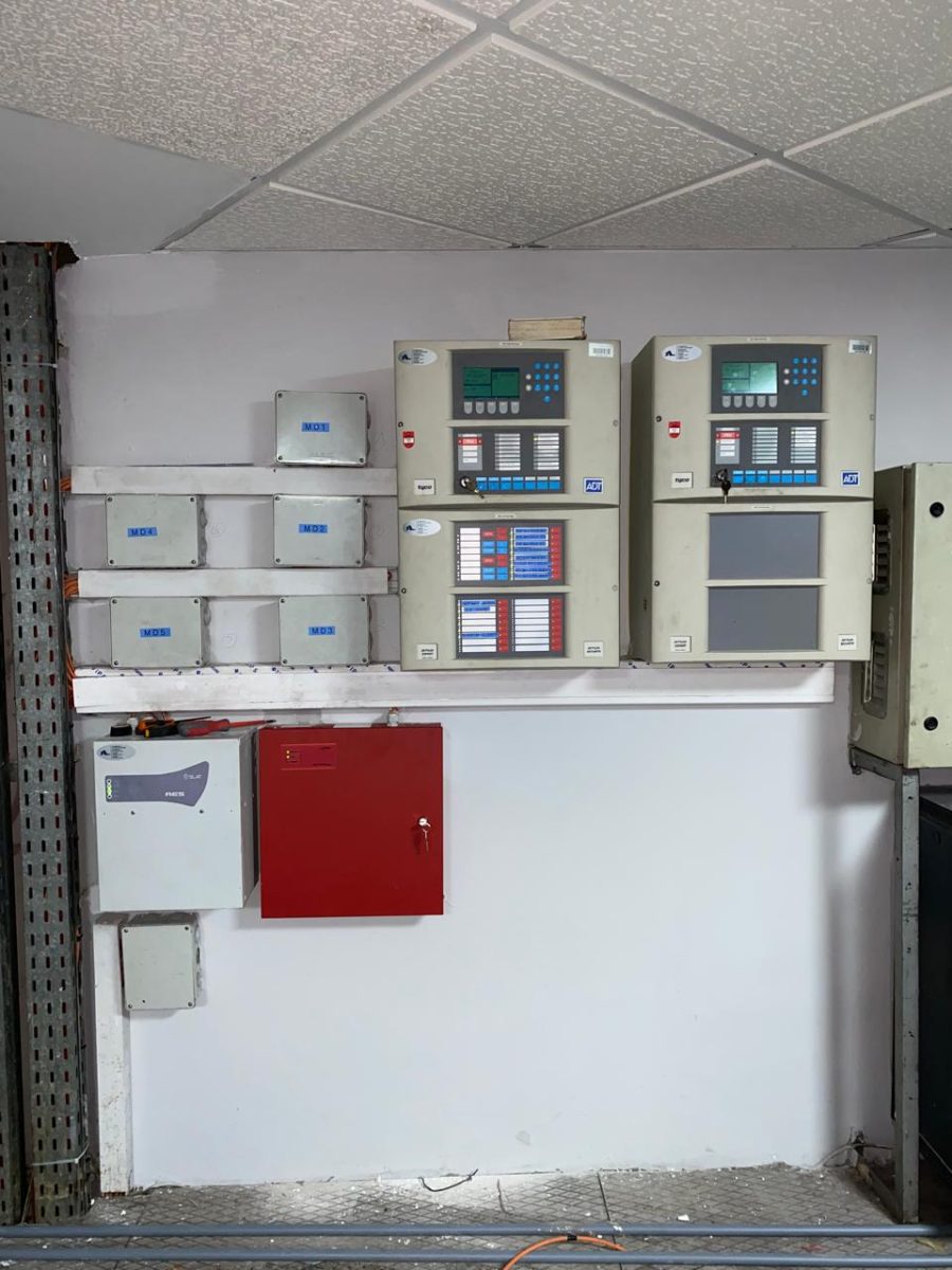 Centrales de détection incendie et boîtiers dans un local technique