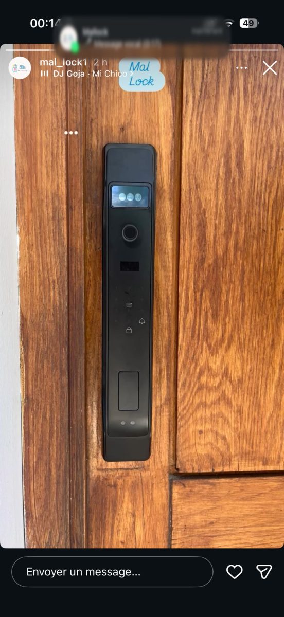 Serrure connectée sur une porte en bois