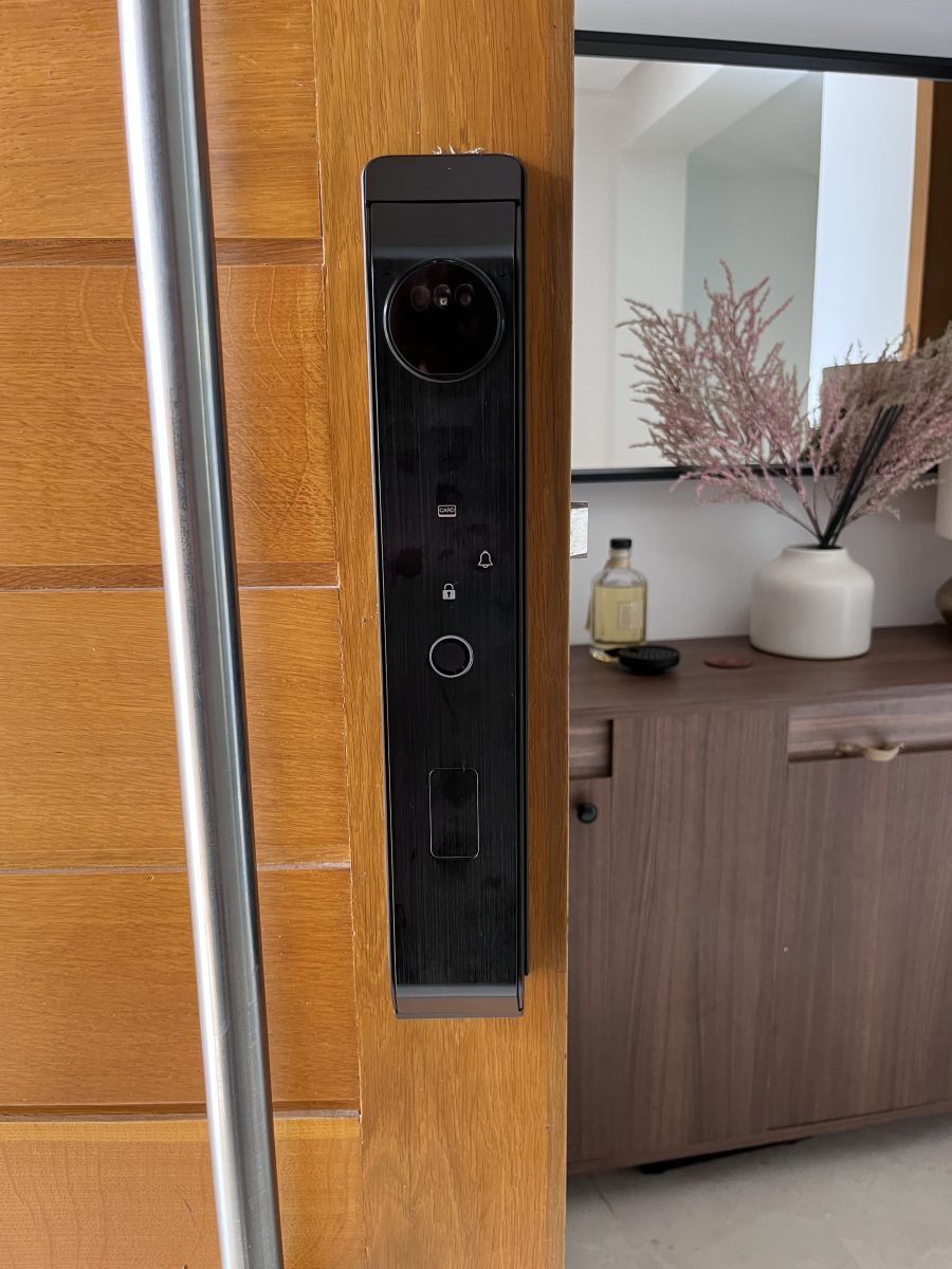 Serrure connectée à reconnaissance faciale sur une porte en bois