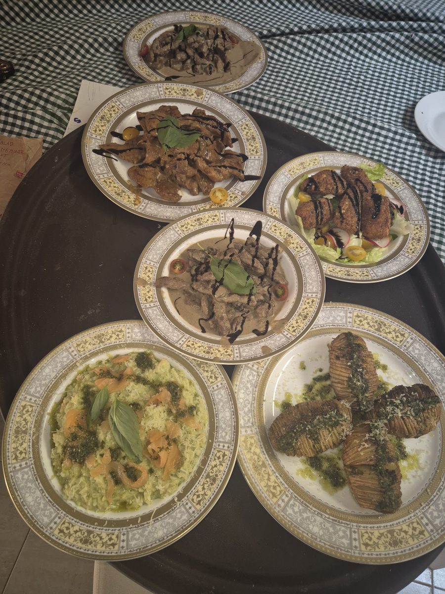 Plateau d'assiettes à liseré doré (émincés, risotto, hasselback)