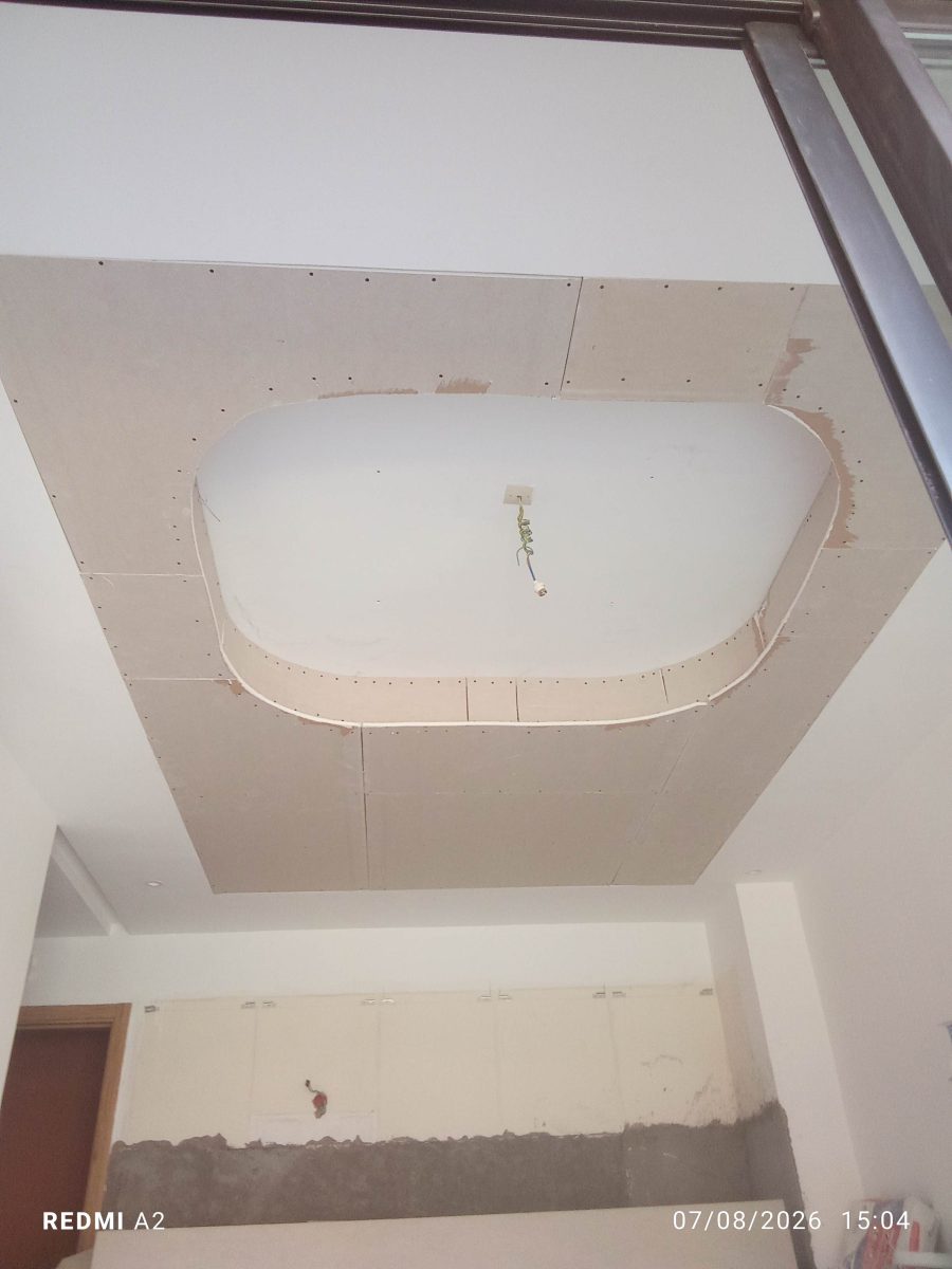 Faux plafond en plaques de plâtre à caisson ovale, en cours de pose