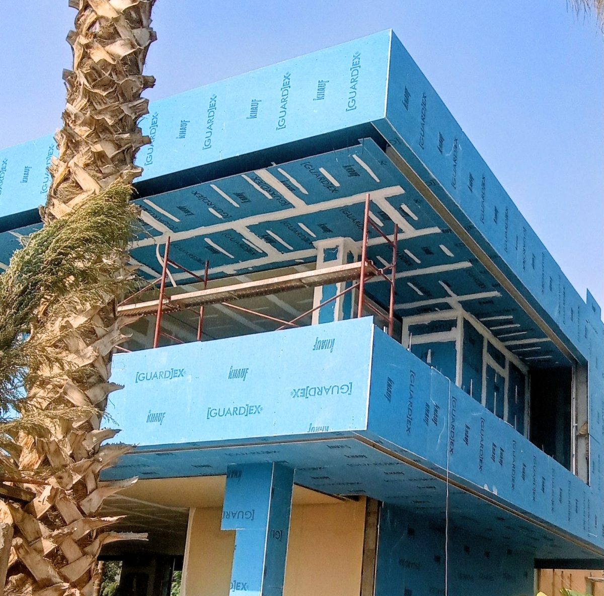 Façade habillée de panneaux d'isolation thermique extérieure bleus