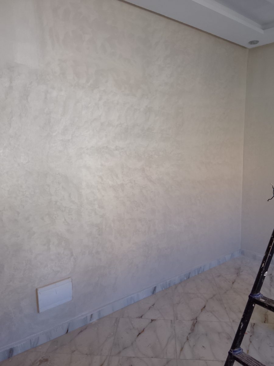 Mur en peinture décorative métallisée effet stuc argenté brillant