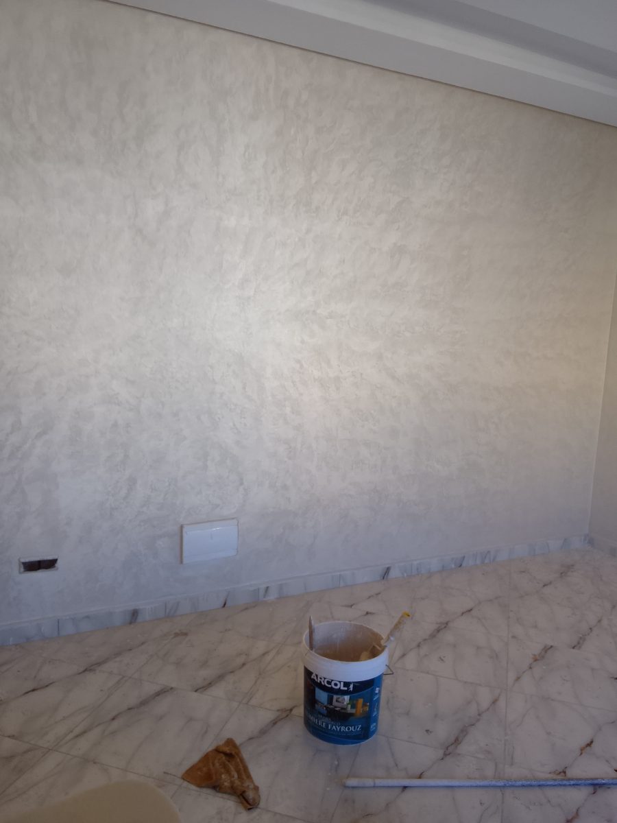 Mur en peinture décorative métallisée blanc nacré
