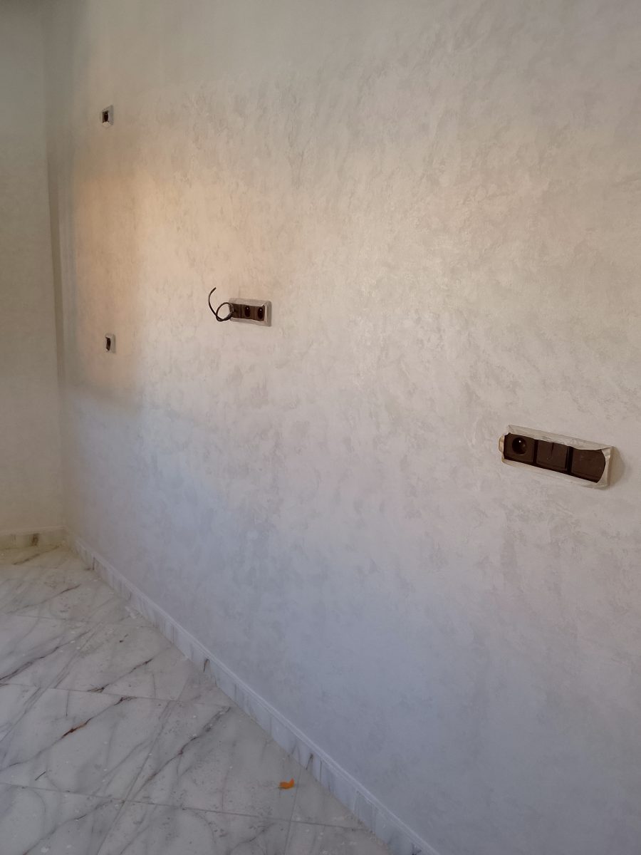 Mur en peinture décorative métallisée nacrée blanc-argenté