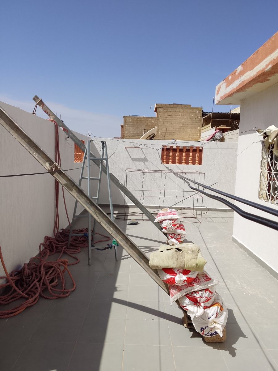 Terrasse en chantier aux murets peints en blanc