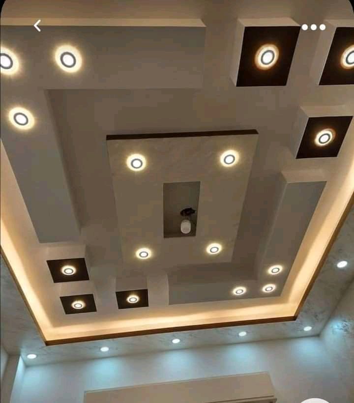 Faux plafond en plâtre à caissons géométriques et spots carrés