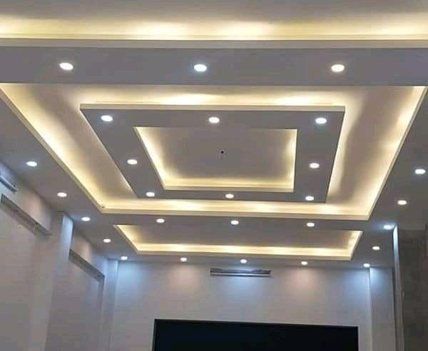 Faux plafond en plâtre à cadres concentriques et spots