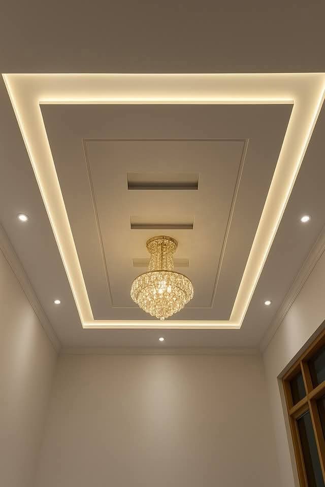 Faux plafond en plâtre à cadre lumineux LED et lustre en cristal