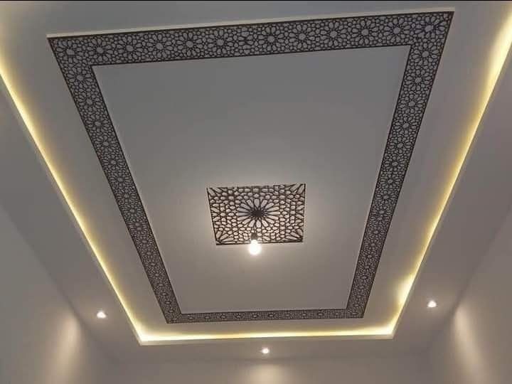 Faux plafond en plâtre à frise moucharabieh et médaillon central