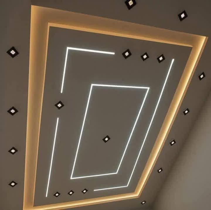 Faux plafond en plâtre à cadre lumineux LED géométrique et spots