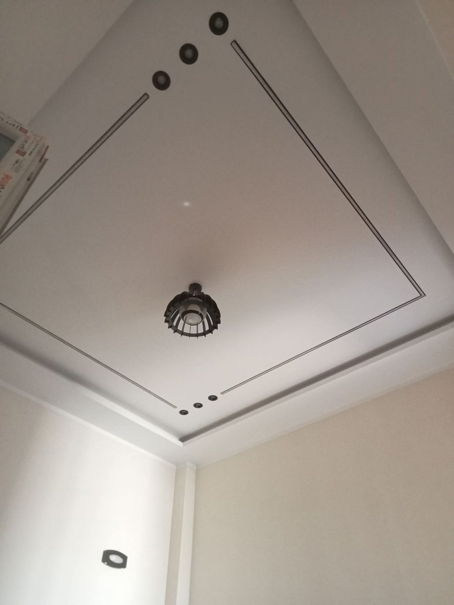 Faux plafond blanc à cadre à filet noir et spots