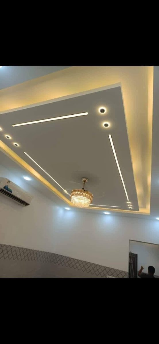 Faux plafond à lignes LED et gorge avec lustre en cristal