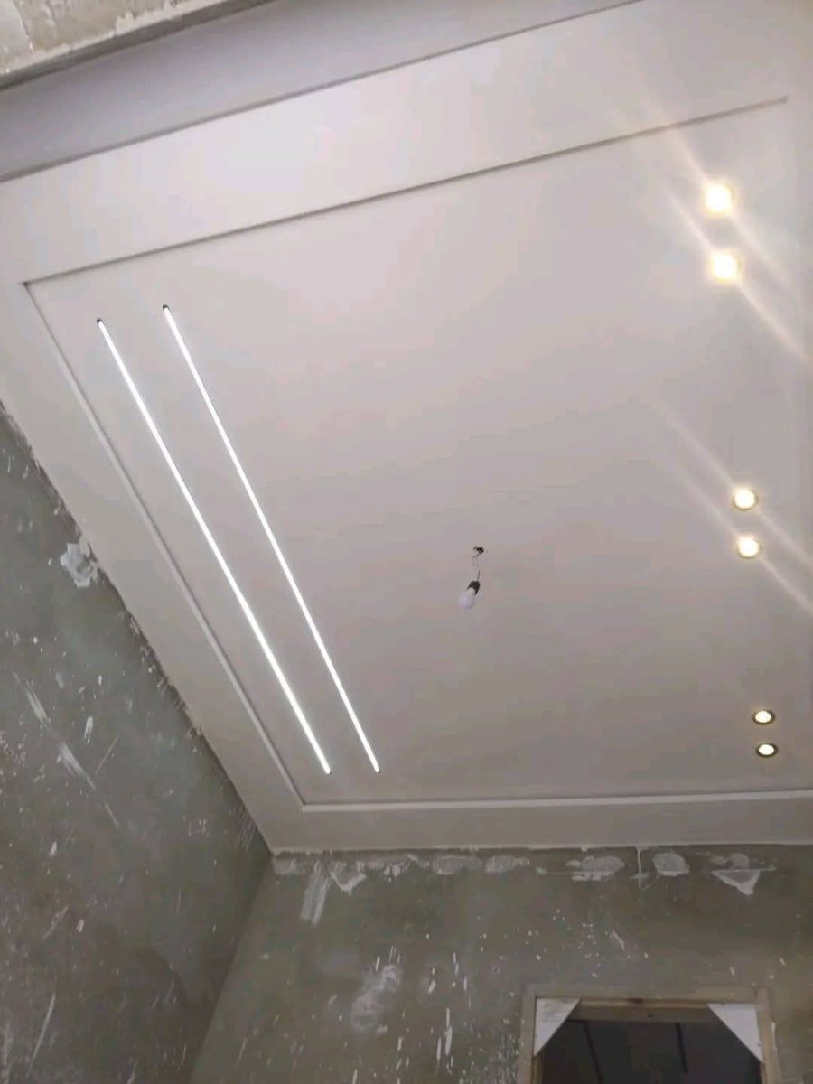 Faux plafond blanc à lignes lumineuses LED en biais et spots