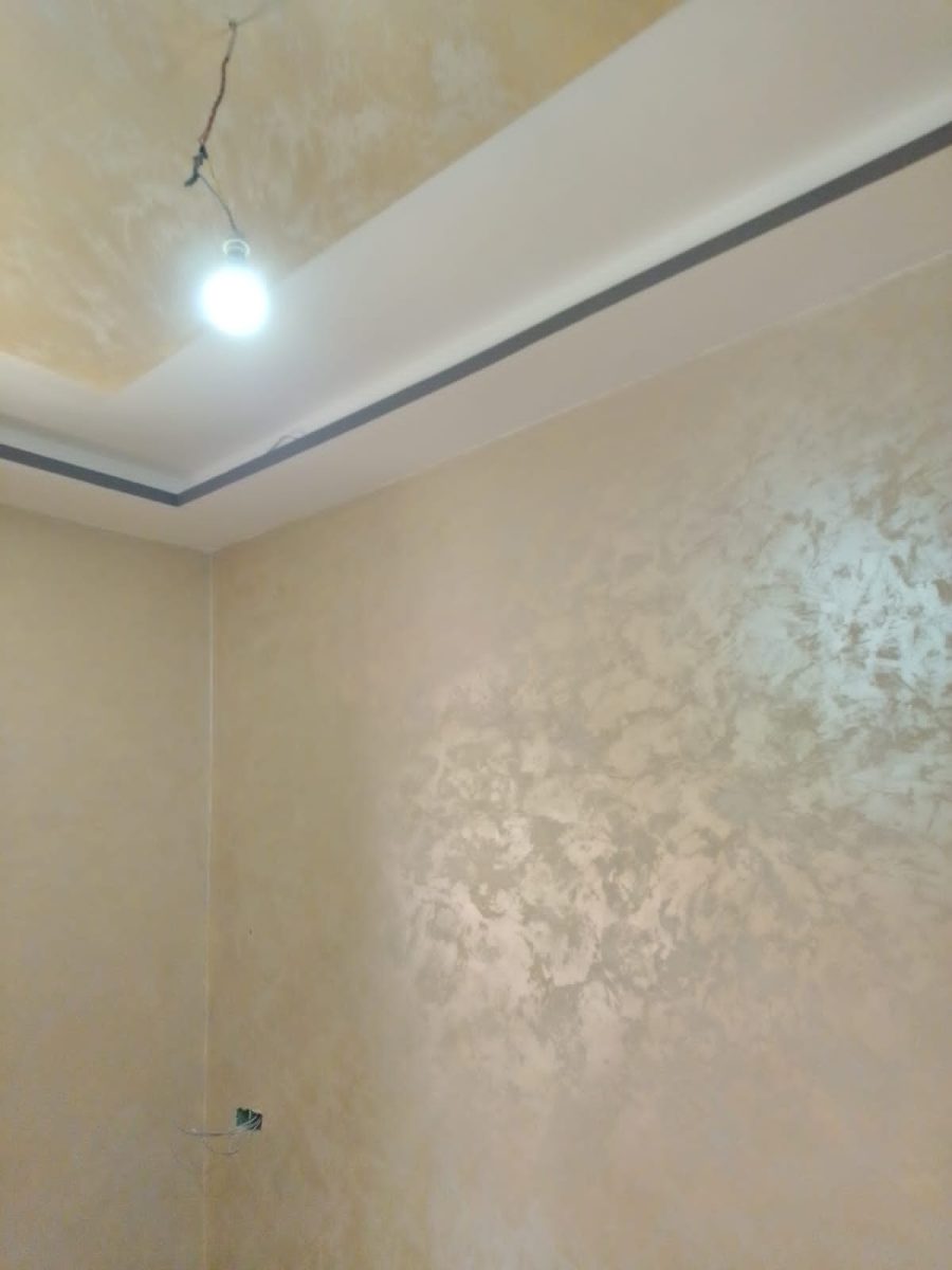 Mur en peinture décorative métallisée dorée-beige avec faux plafond