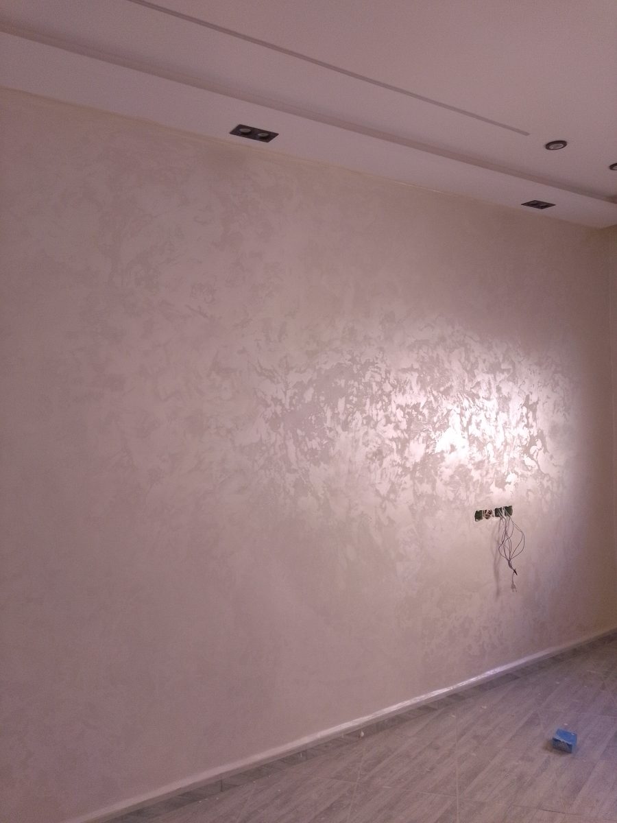 Mur en peinture décorative nacrée beige avec faux plafond à spots