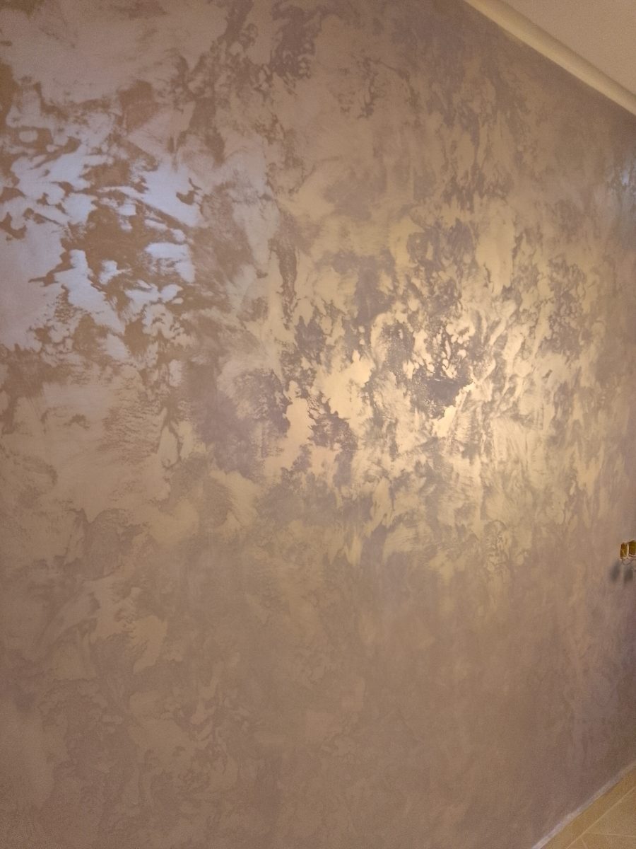 Mur en peinture décorative métallisée effet nuage brun-doré