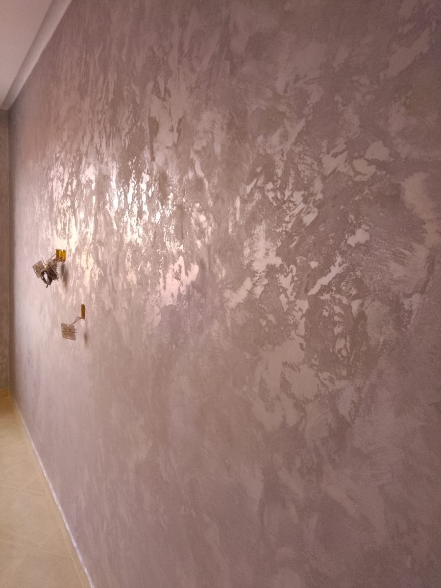 Mur en peinture décorative métallisée gris-mauve brillante