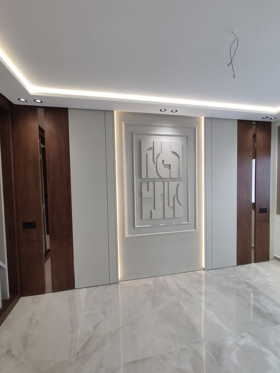Panneau mural décoratif calligraphié rétroéclairé LED dans un hall