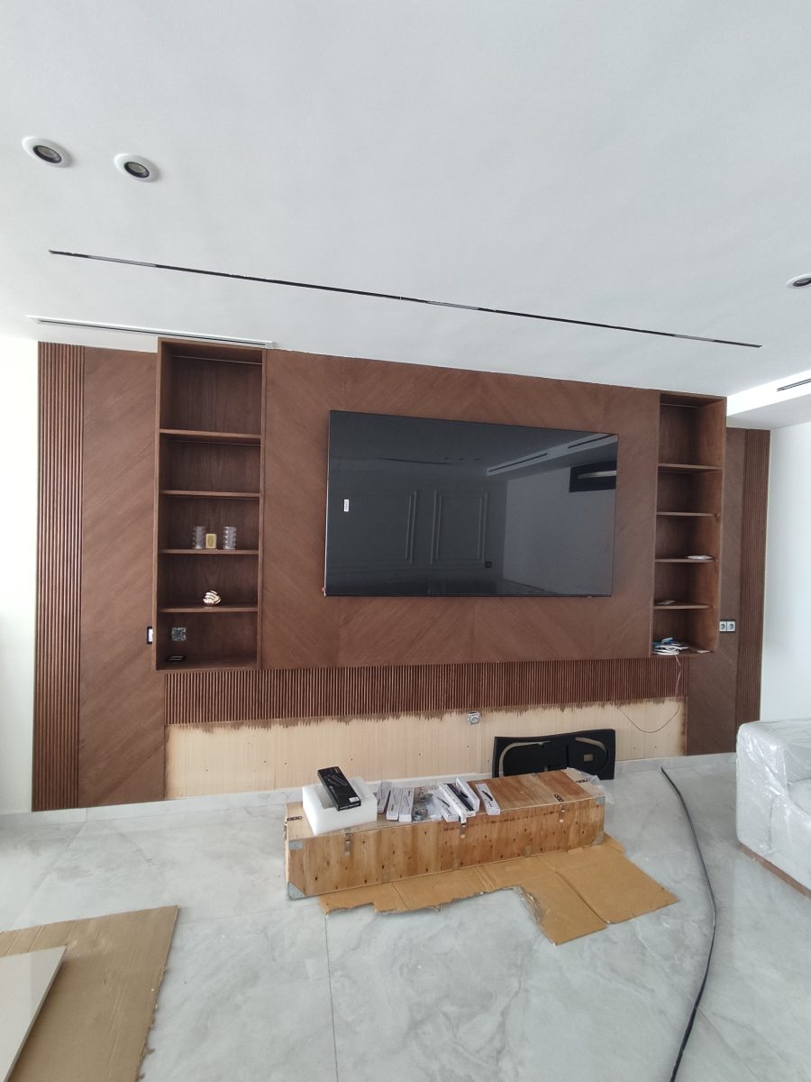 Meuble TV mural en bois à tasseaux et niches avec TV encastrée