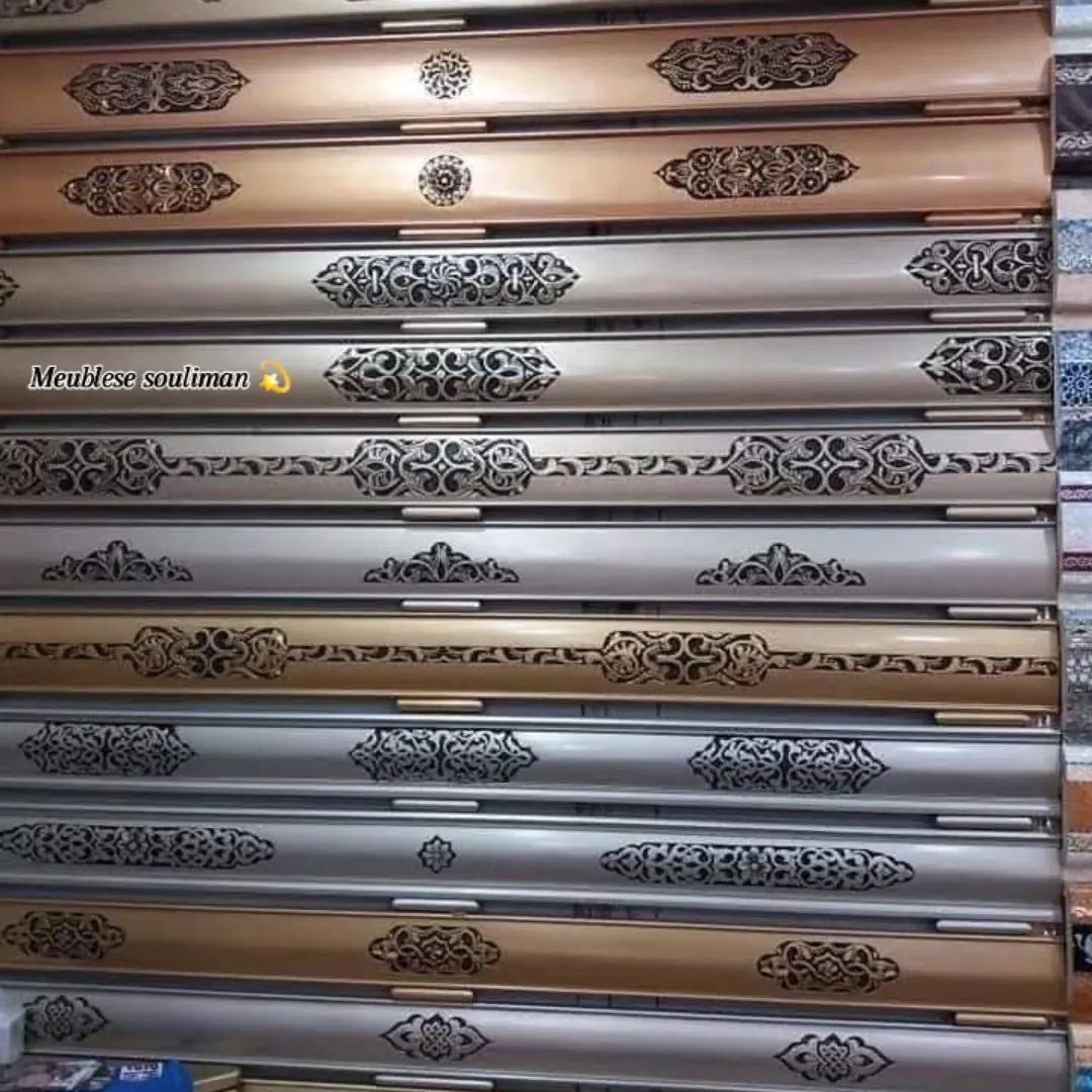 Présentoir de moulures décoratives découpées dorées et argentées