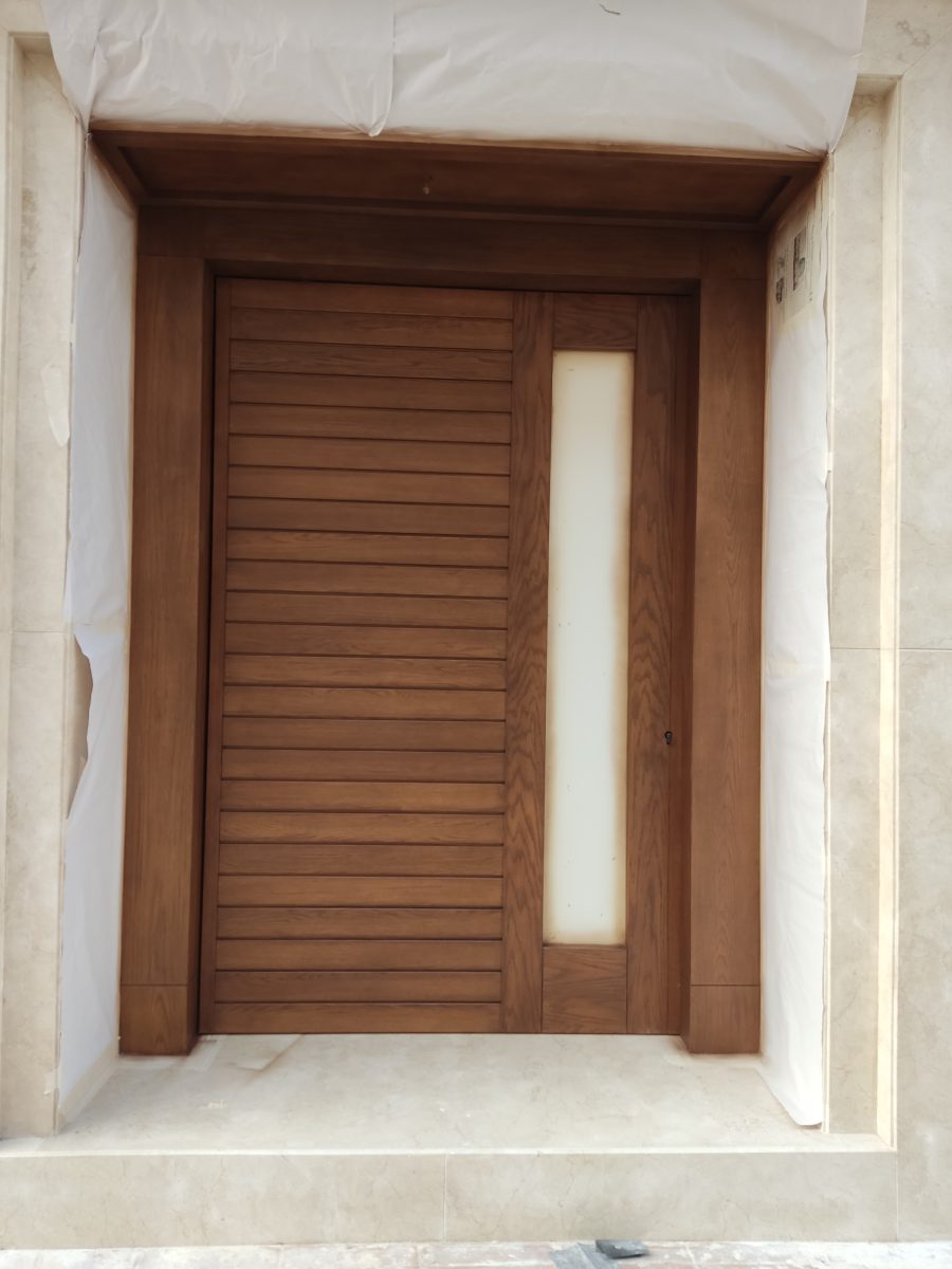 Porte d'entrée en bois de chêne à lames et imposte vitrée, en pose