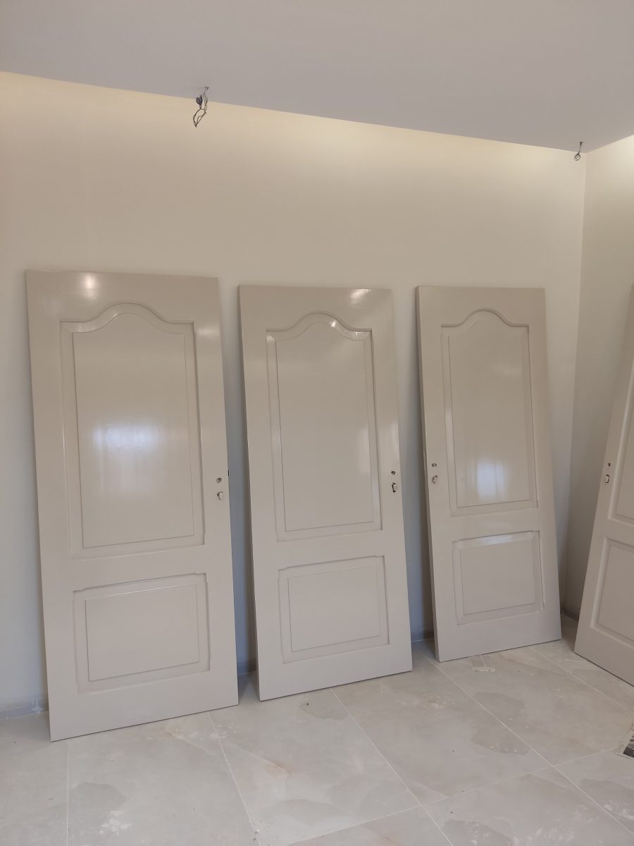 Trois portes classiques laquées en blanc brillant