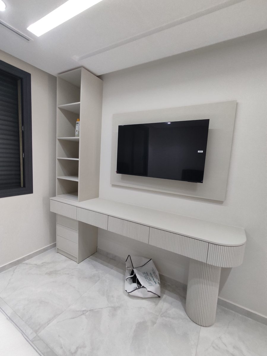 Panneau mural beige avec téléviseur et console cannelée