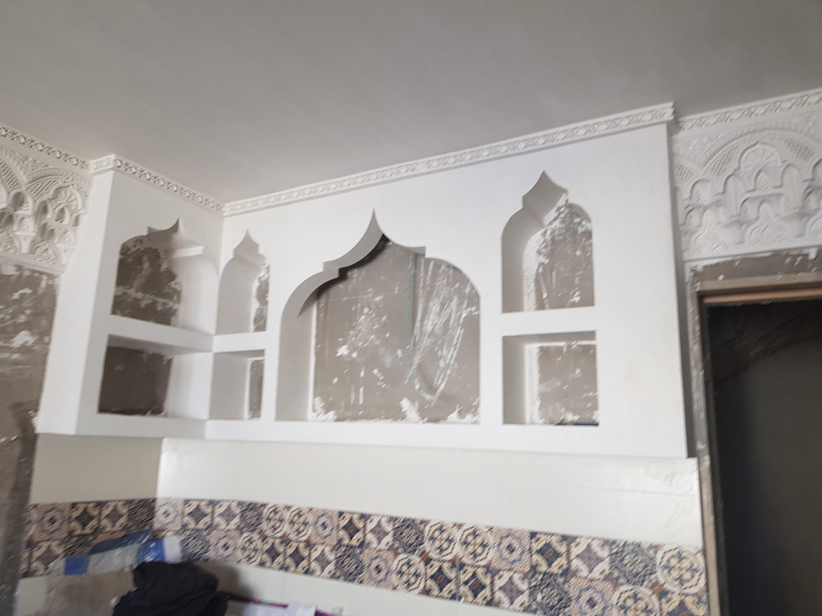 Niches murales en plâtre à arcs mauresques, en cours