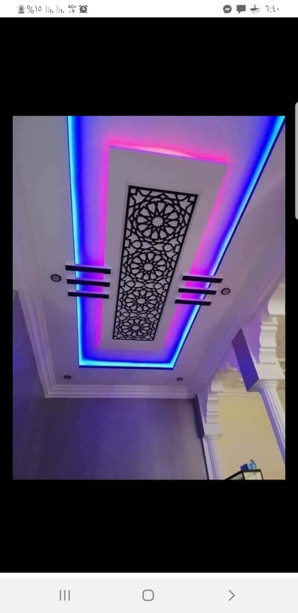 Faux plafond en plâtre à panneau moucharabieh et LED RGB