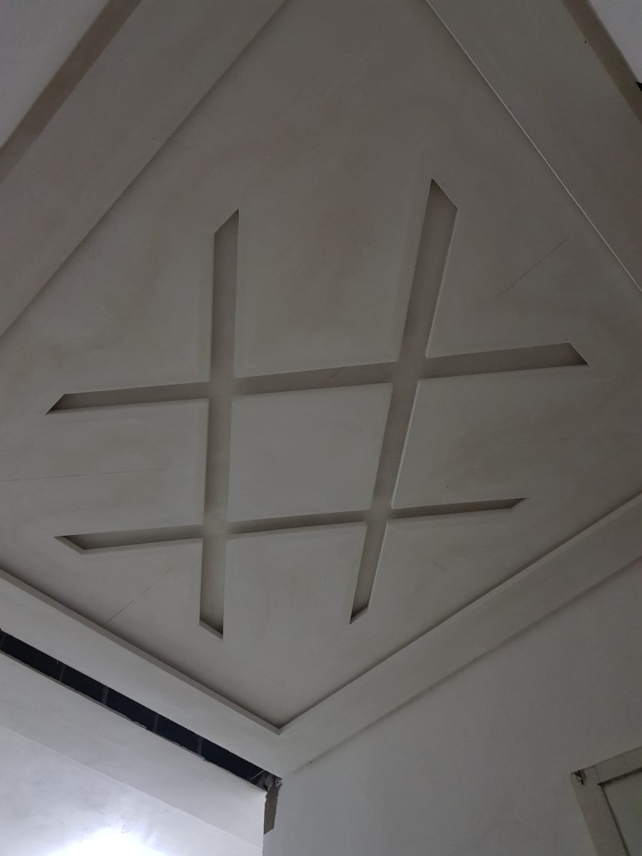 Faux plafond en plâtre à losange et grille géométrique en relief