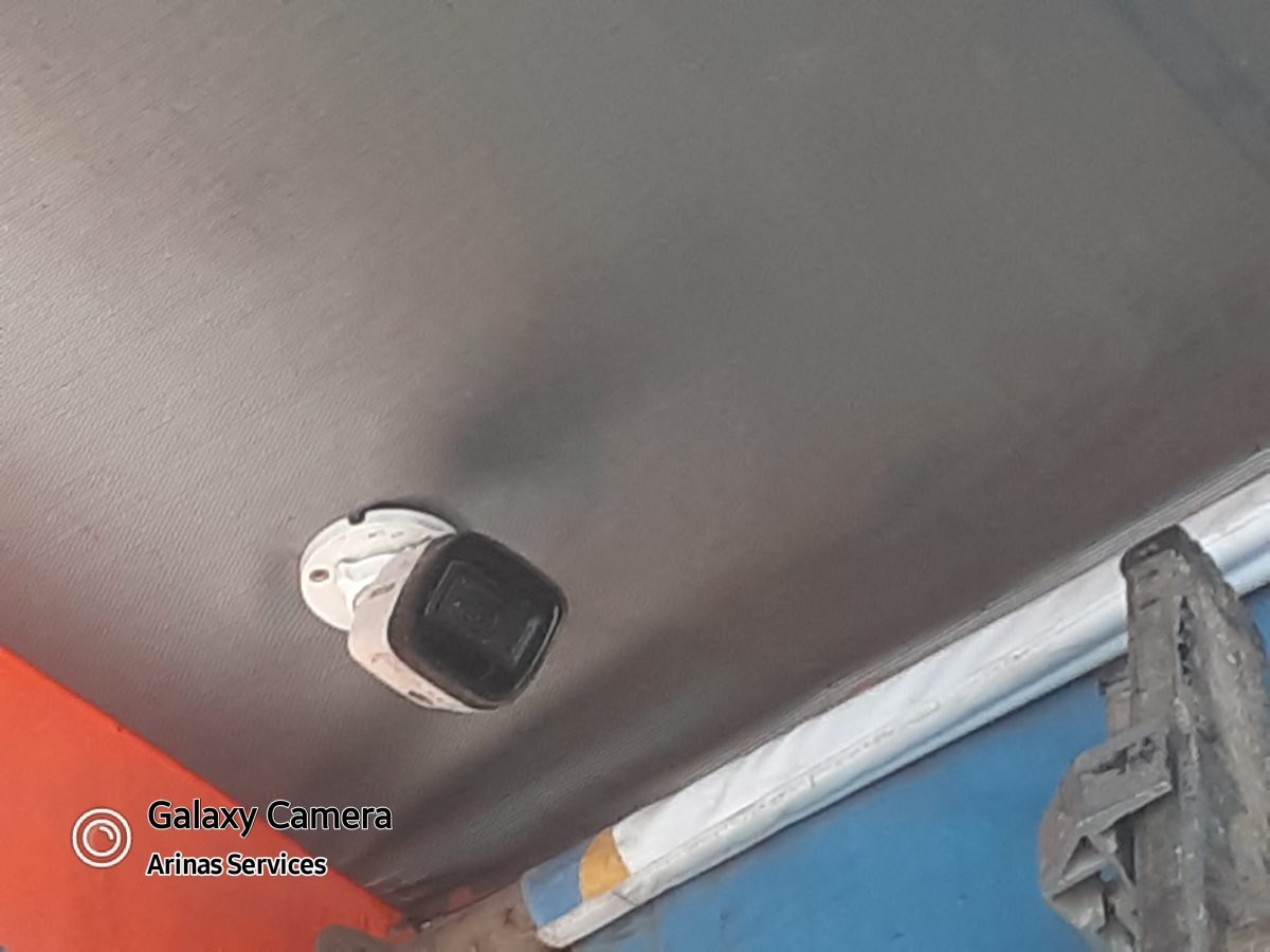 Caméra de surveillance fixée au plafond d'un local