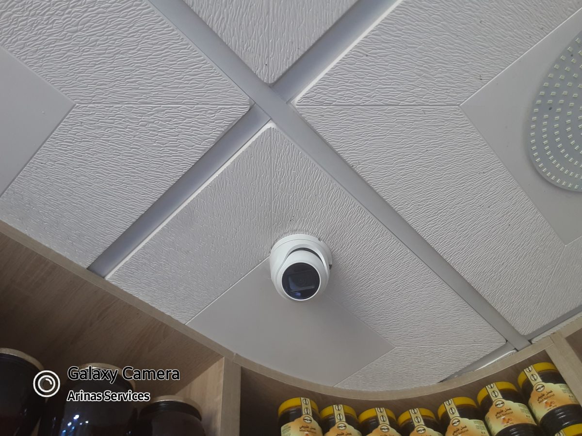 Caméra dôme fixée au faux plafond d'un commerce