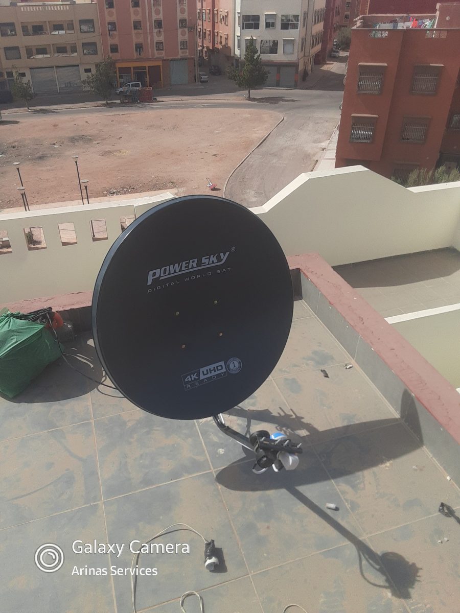 Antenne parabolique installée et orientée sur une terrasse