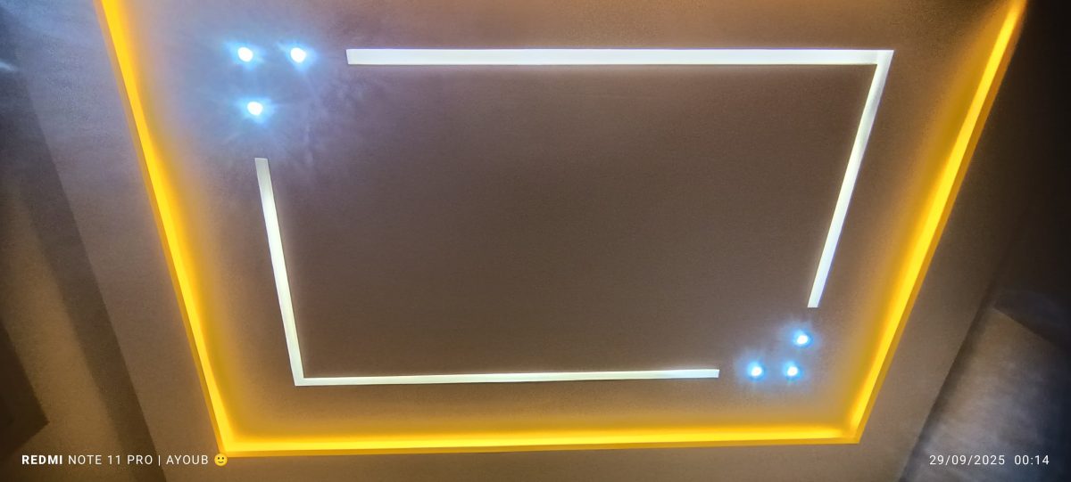 Faux plafond à cadre LED jaune, lignes blanches et spots RGB
