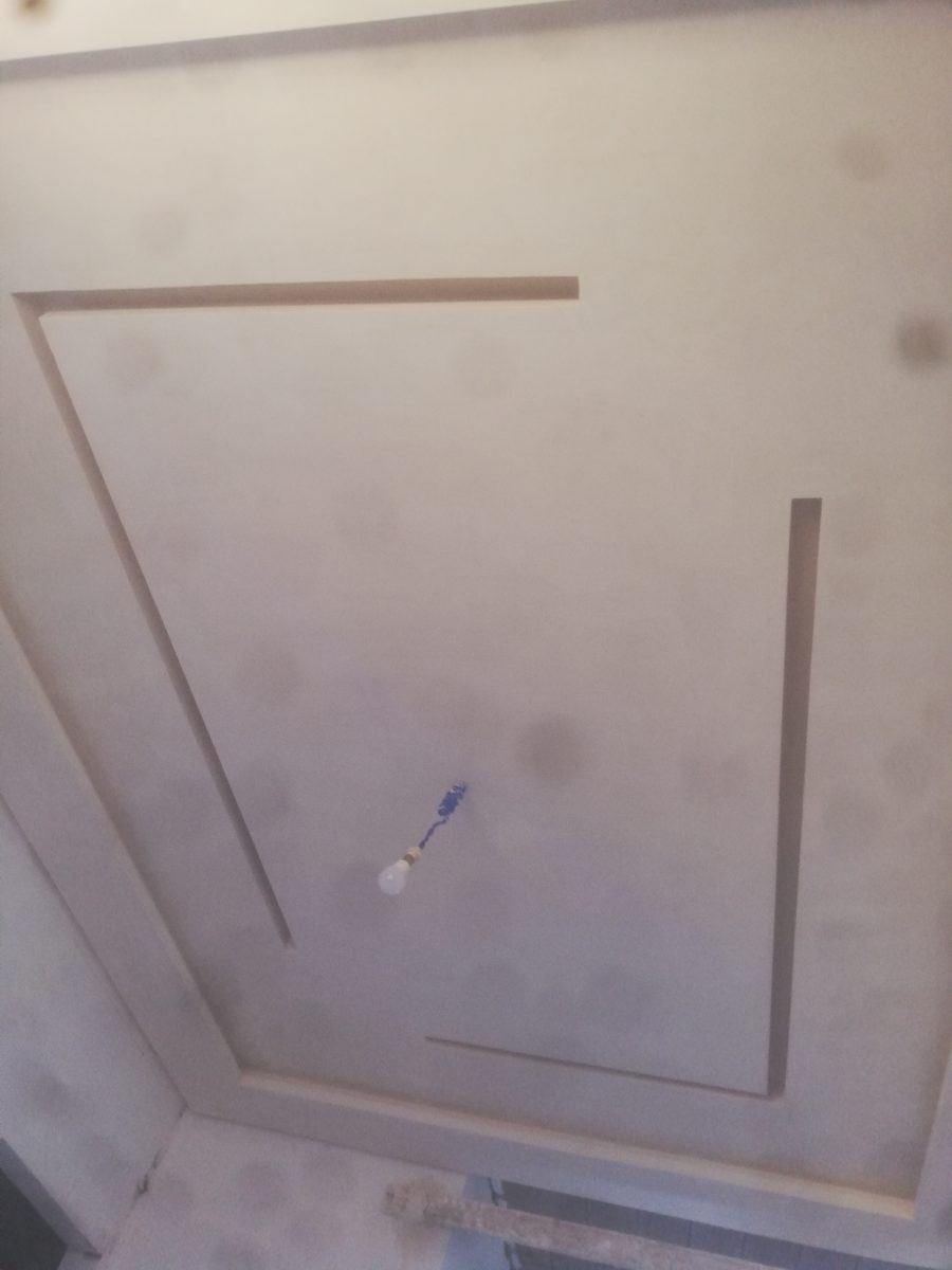 Retombée de faux plafond en plâtre à cadre trapézoïdal, en cours