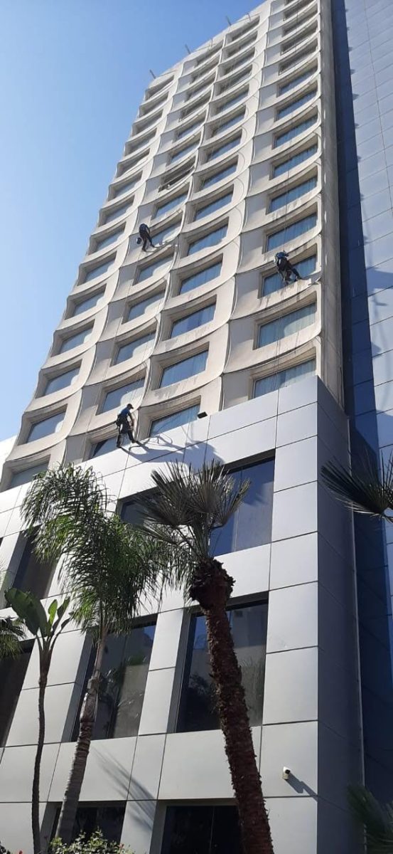 Nettoyage d'une façade de tour par cordistes en hauteur