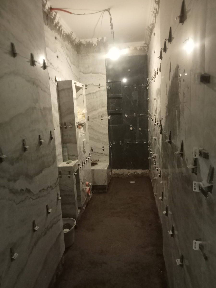 Salle de bain en pose effet travertin et marbre noir
