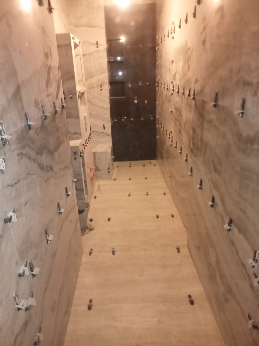 Salle de bain en pose effet travertin et marbre noir