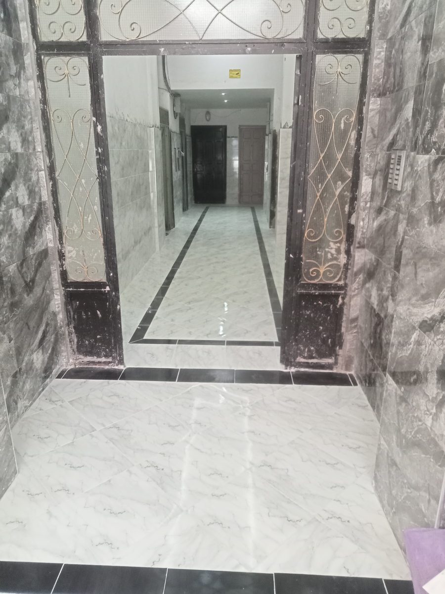 Hall en carrelage effet marbre à frise noire