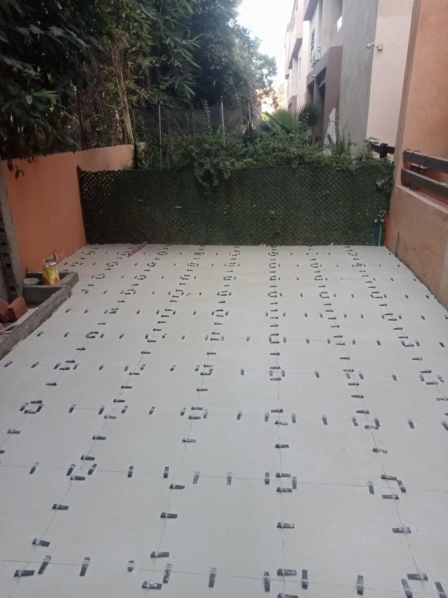Terrasse en pose de carrelage grand format beige