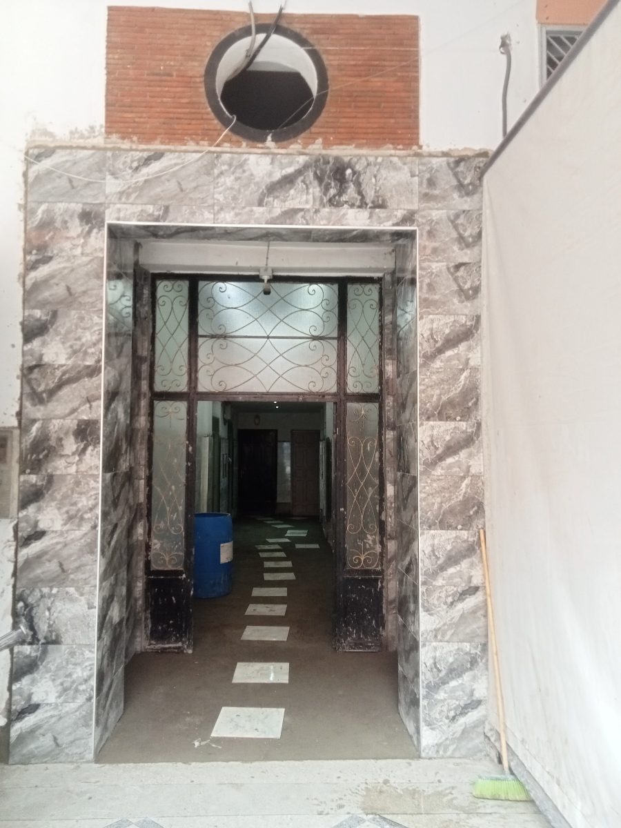 Hall d'immeuble en carrelage effet marbre gris