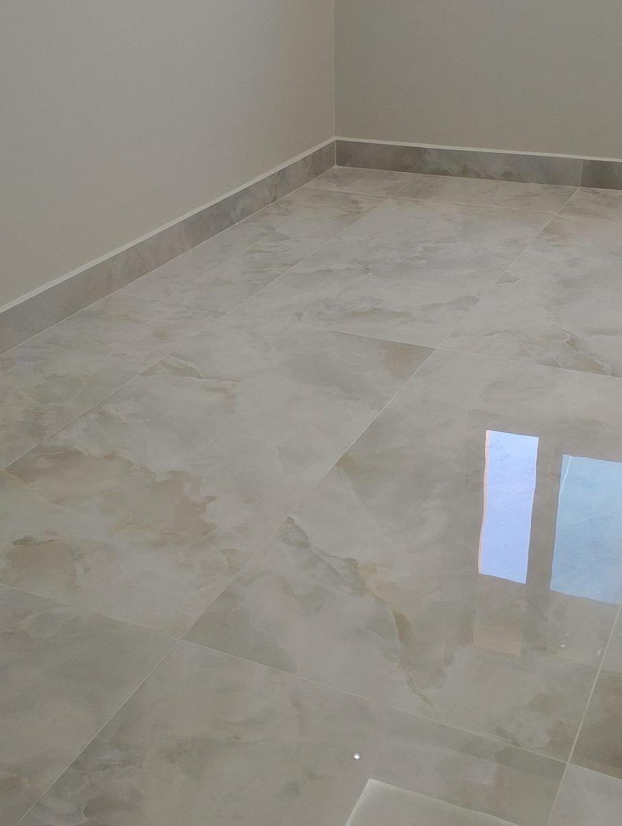 Mur en peinture décorative nacrée beige avec boîtier électrique en attente