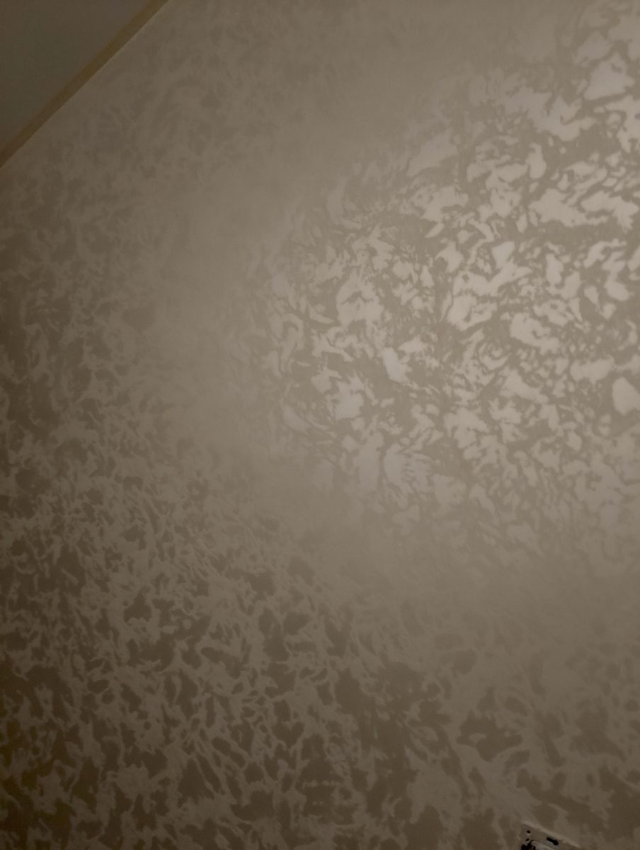 Détail de mur en peinture décorative nacrée effet éponge beige-doré