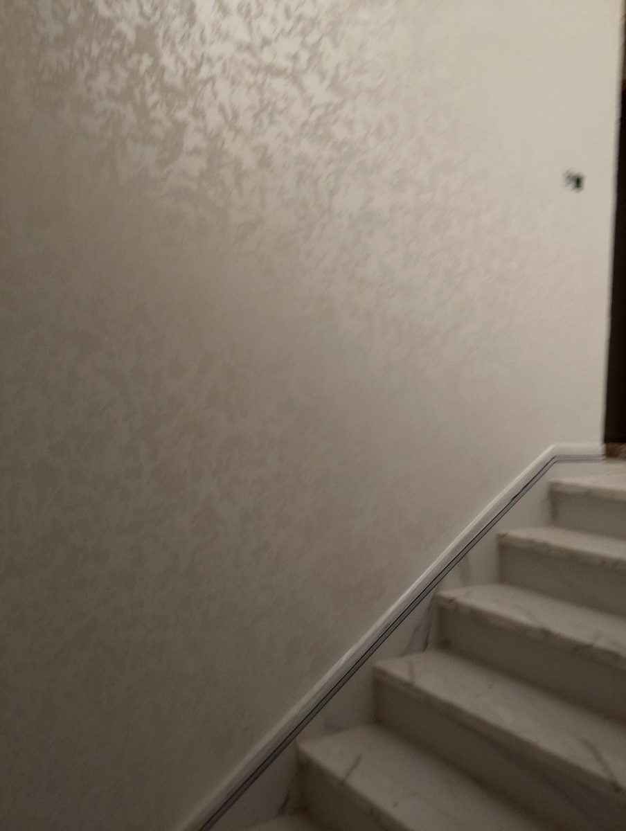 Cage d'escalier en peinture décorative nacrée beige avec marches en marbre