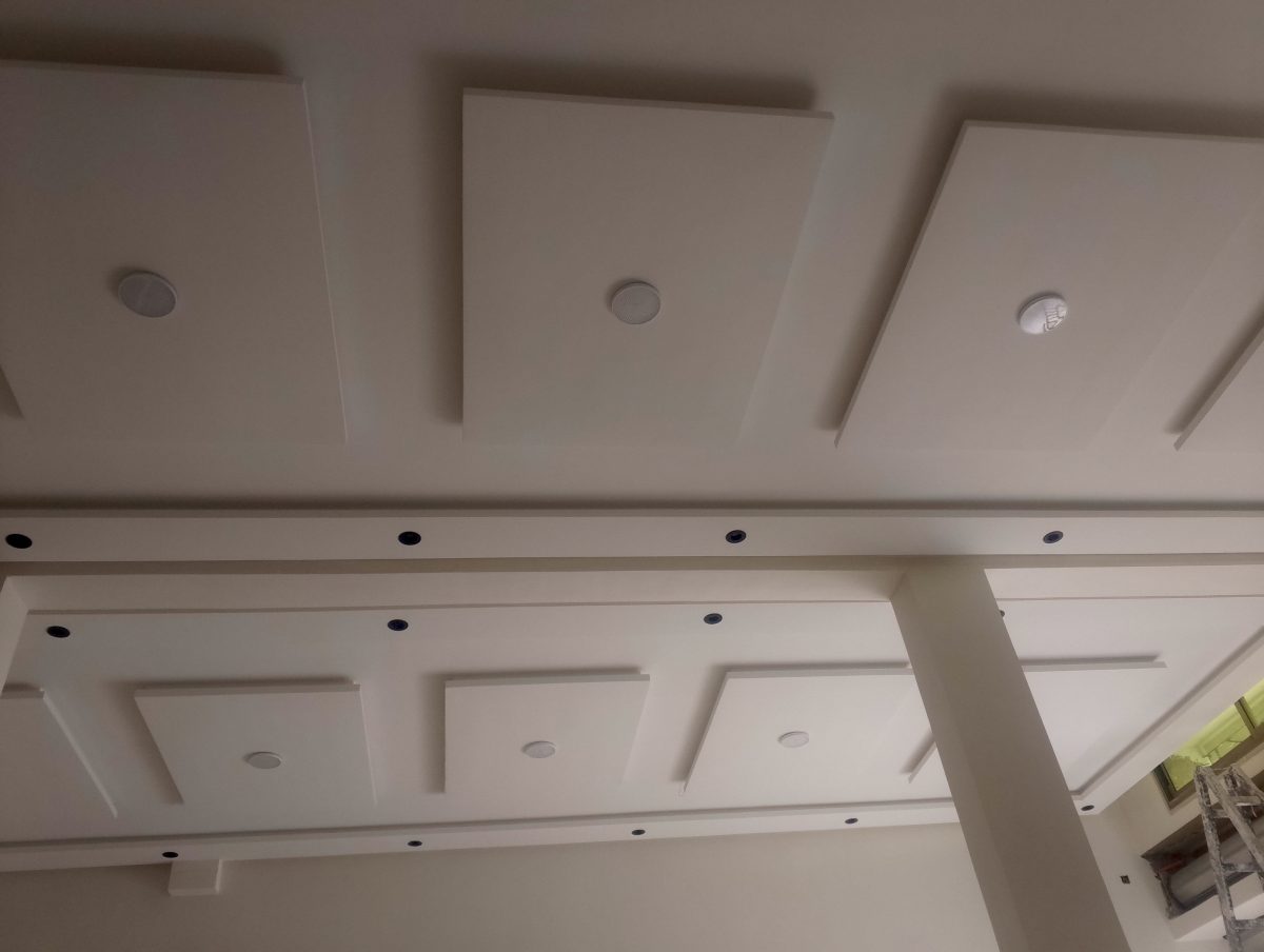 Plafond en plâtre à caissons carrés avec haut-parleurs encastrés